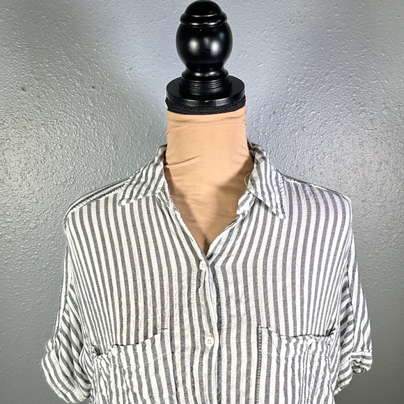 gray & white striped button down oversized short sleeve shirt sz S | casual euro - Picture 4 of 8